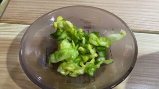 キャベツの塩漬け作り